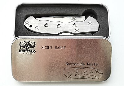 Buffalo River Scout Range Barracuda Knife in Geschenkbox