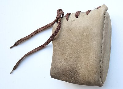 Rückstoßdämpfer, Schaftschuh, Prellschlagpuffer aus Leder zum schnüren.